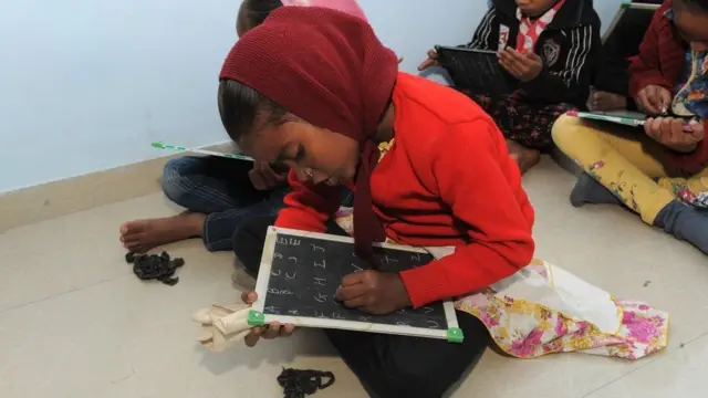 શાળામાં અભ્યાસ કરતી છોકરી