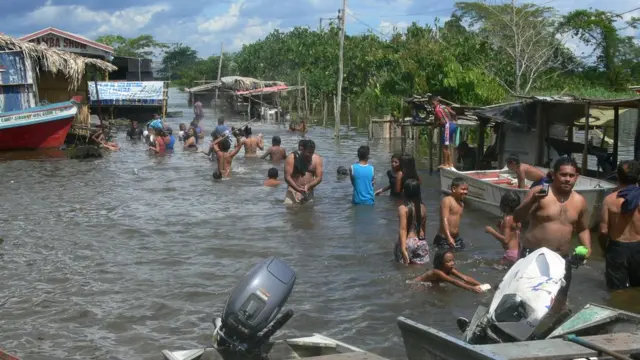 Gente en un barrio inundado en la ciudad de Itacoatiara en 2009