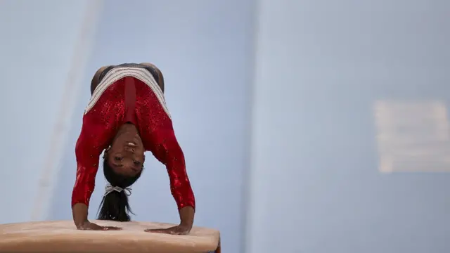 바일스는 27일 열린 기계체조 여자 단체전 결승에서 단 한 종목만 뛰고 기권했다