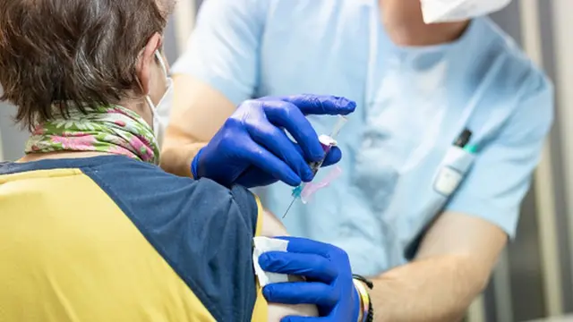 Mulher recebe vacina no braço