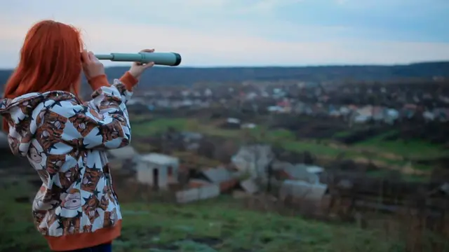 дівчинка дивиться вдалечінь