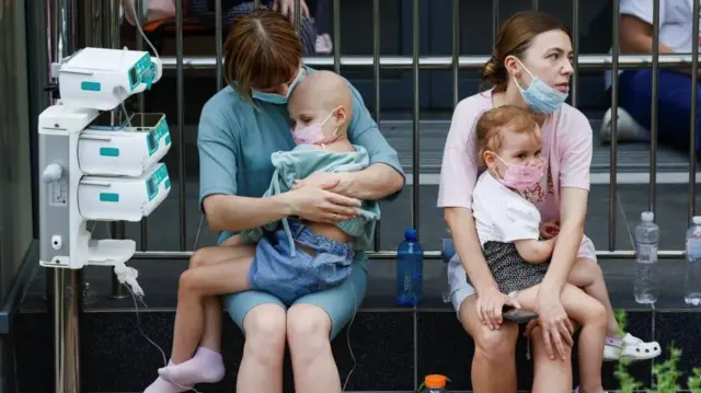 Соғлиқни сақлаш вазири Виктор Ляшконинг айтишича, портлаш оқибатида саратон ва интенсив терапия бўлимлари зарар кўрган.