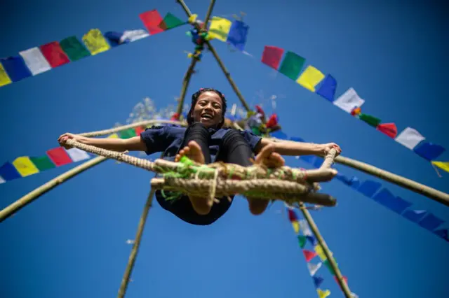 दशैँमा पिङ खेल्ने चलन छ