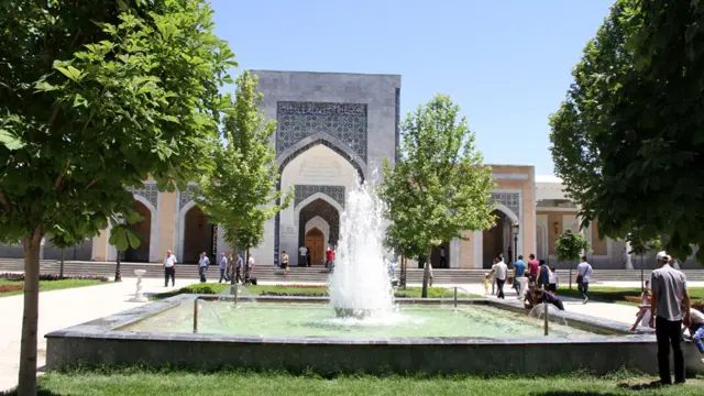 د امام بخاري ارامځای