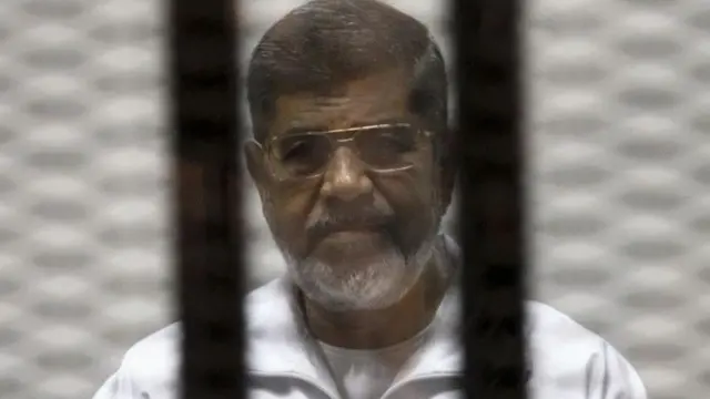 توفي الرئيس السابق محمد مرسي أثناء إحدى جلسات قضية "التخابر مع حماس"