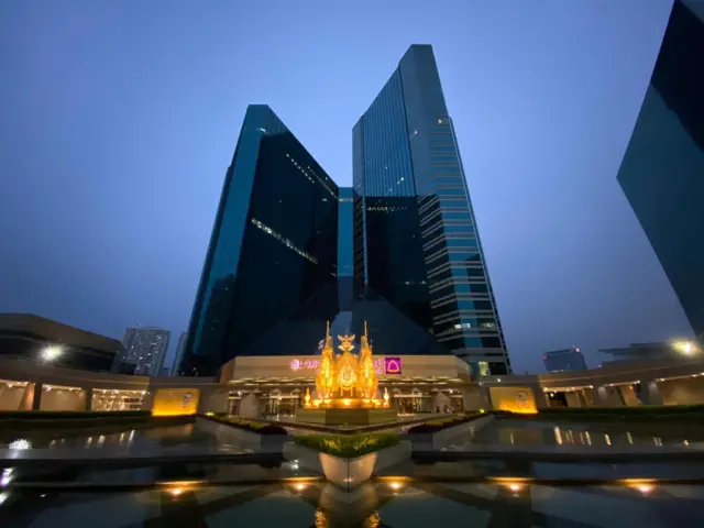 แกนนำการชุมนุมระบุว่าการเปลี่ยนสถานที่ชุมนุมไปยังสำนักงานใหญ่ SCB เพื่อลดการปะทะจากม็อบจัดตั้ง