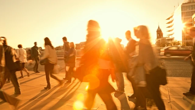 Persona caminando en la calle