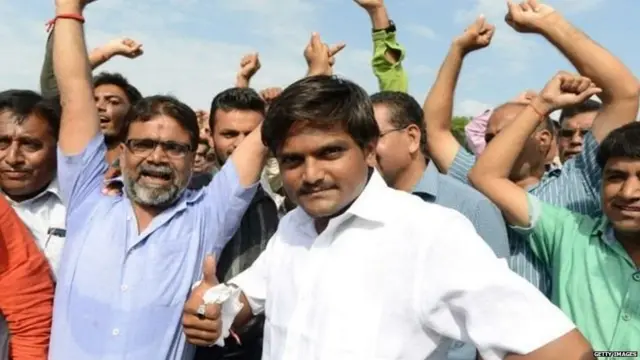 સમર્થકો સાથે હાર્દિક પટેલ