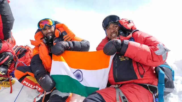 पुण्याच्या गिरीप्रेमी संस्थेच्या टीममधील भूषण हर्षे, डॉ. सुमित मांदळे, जीतेंद्र गावरे हे तिघे आणि भगवान चवले, केवल कक्का यांनीही अन्नपूर्णा सर केलं.