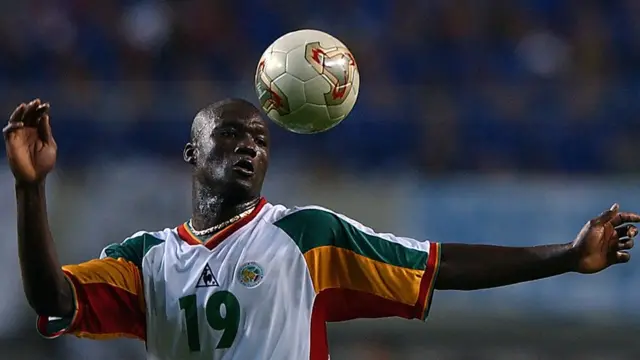 Pape Bouba Diop alipoichezea Senegal dhidi ya Ufaransa, 2002