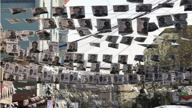 সিটি কর্পোরেশন নির্বাচনকে ঘিরে পুরো ঢাকা পোস্টারে পোস্টারে ছেয়ে যায়।