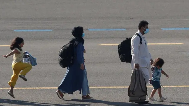 أفغان في طريقهم إلى الطائرة.