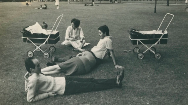 Vladimir Herzog e o casal Pacheco Jordão no parque,www arena esportiva1966. Completam a fotografia os carrinhoswww arena esportivabebê dos filhos Ivo Herzog e Beatriz Pacheco Jordão