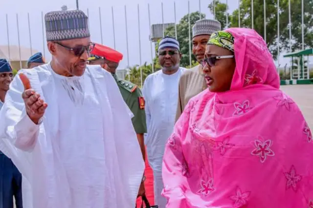 Shugaba Buhari da mai dakinsa Aisha Buhari yayin da za su bar Abuja zuwa Daura domin yin zabe
