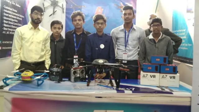 हर्षवर्द्धन ज़ाला ड्रोन दिखाते हुए