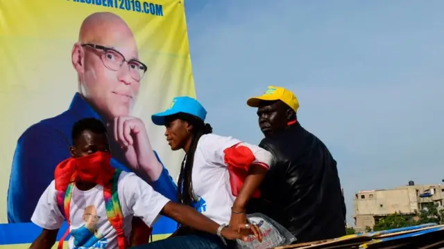 Des manifestants de l'opposition sénégalaise tiennent une photo de l'ancien ministre Karim Wade lors d'une marche pour exiger la transparence des élections de l'année prochaine, à Dakar, le 29 novembre 2018.