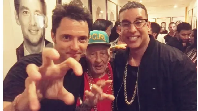 El guionista Jordi Moltó, el "abuelo del reguetón" y Daddy Yankee durante un reciente encuentro en Madrid