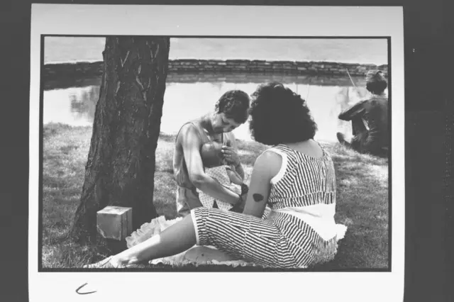 Norma McCorvey tiene en sus brazos a su nieta con su hija de espaldas en 1989.