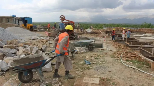 ددې ښوونځي د ودانۍ پر جوړولو ۳ ۰ تر ۴۰ کارکوونکي بوخت دي