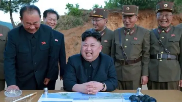 КЭДР лидери өзөктүк куралдын сыноолорунун айрымдарына жеке өзү катышып олтурган.