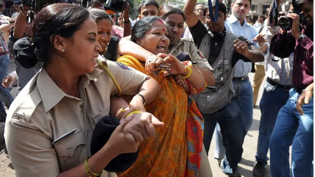 વિરોધ કરી રહેલા શિવસેના કાર્યકરો