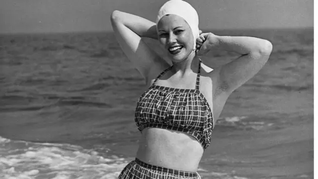 Девушка в скромном купальном костюме