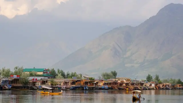 কাশ্মীর প্রাকৃতিক সৌন্দর্যমন্ডিত ডাল লেক