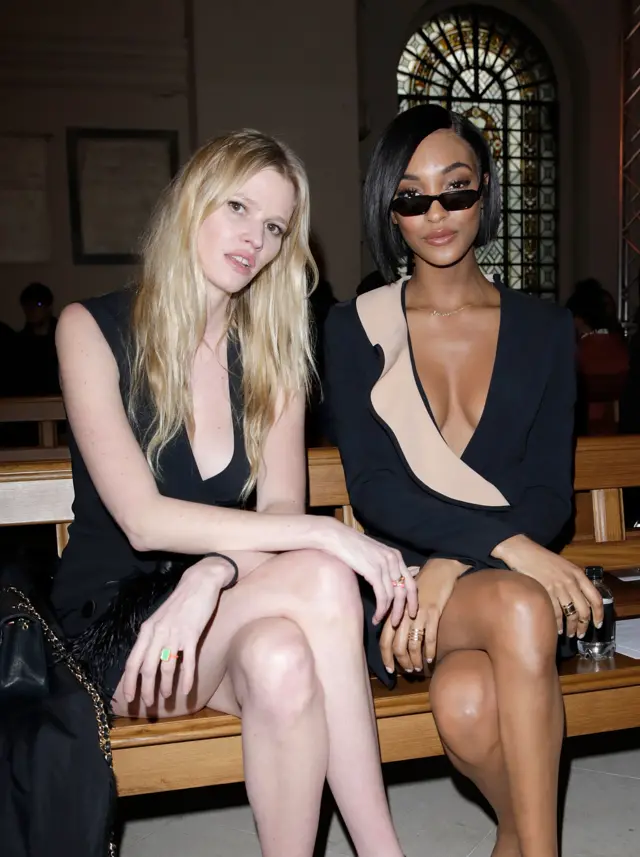 德国模特劳拉·斯通（左）和英国超模卓丹·邓在圣·乔治教堂看伦敦设计师大卫·蔻玛（David Koma）的新品展示。