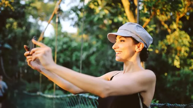 Жінка робить селфі