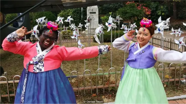 Деніз Твам у відпустці в Південній Кореї. Вона лишає колегам таблицю, де розписує справи на час своєї відсутності