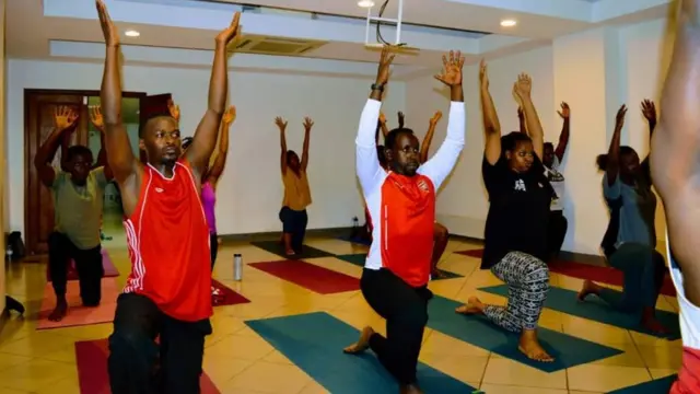 Abantu bari gukora imyitozo ya Yoga kuri Kigali Library