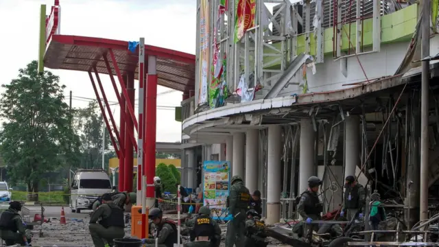 เจ้าหน้าที่ตำรวจลงพื้นที่หลังเกิดเหตุระเบิดที่ปัตตานี