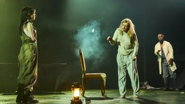 Escena de la obra Macbeth de William Shakespeare que se desarrolla en el Teatro Nacional de Londres. (Foto: gentileza National Theatre)