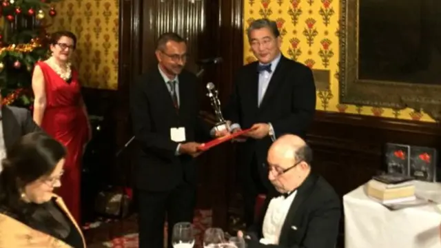 Чуланда Самаранайке "Айтматов академиясынын" сыйлыгын алып жаткан учуру. 2015-жылы тартылган сүрөт.