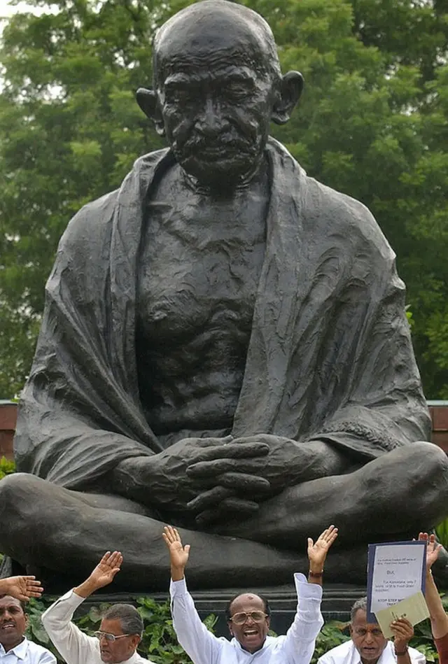 పార్లమెంటు సమీపంలో గాంధీ విగ్రహం