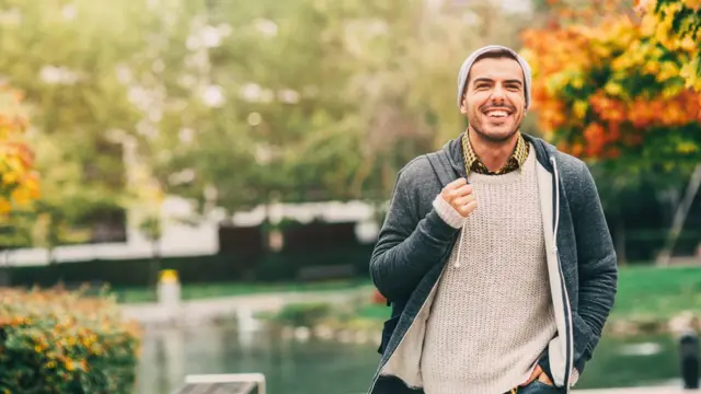Joven caminando en el parque