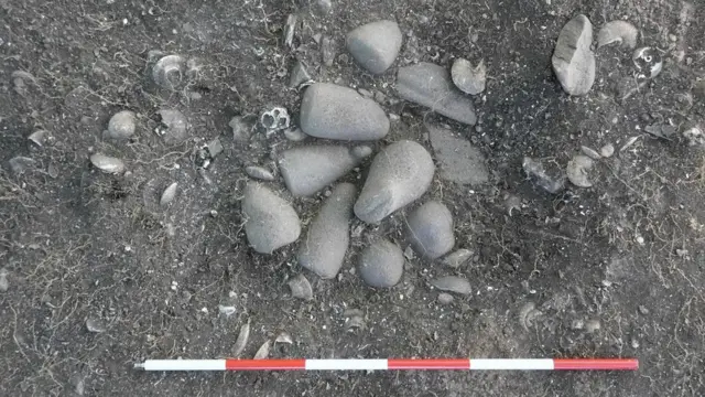 Une découverte révolutionnaire : un petit puits rituel avec 12 pilons en pierre polie enterrés à l'intérieur.