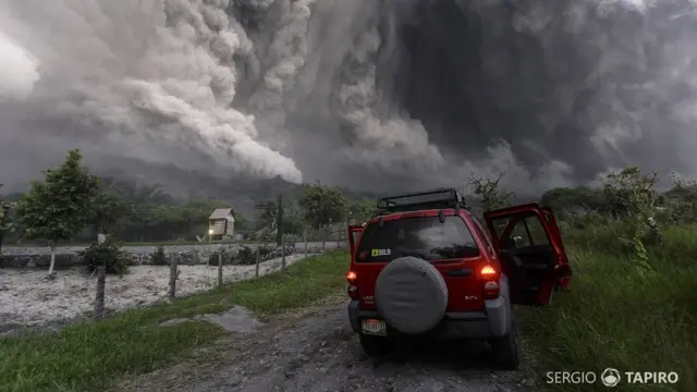 La camioneta de Sergio Tapiro frente al Volcán de Colima