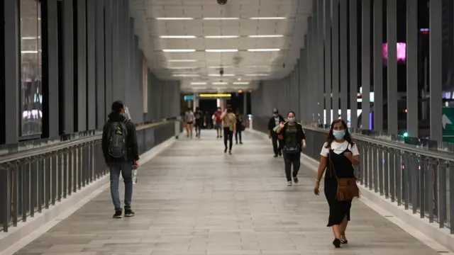 การงดออกนอกเคหสถาน ยังเป็นเพียงการ "ขอความร่วมมือ" ไม่ใช่การ "บังคับ" รายละเอียดที่ปรากฏตามประกาศ/คำสั่งคณะกรรมการควบคุมโรคจังหวัดจึงเป็นมาตรการ "กึ่งเคอร์ฟิว" และไม่มีบทลงโทษใด ๆ