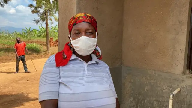 Umugore uri mu begerejwe ayo mazi