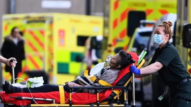 مسعفون في لندن