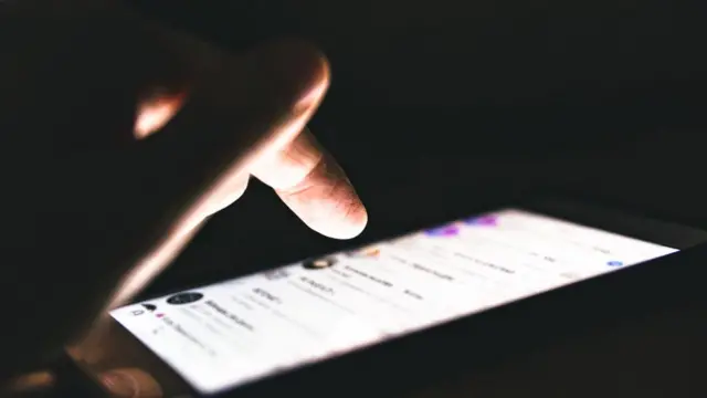 Una mano y un teléfono