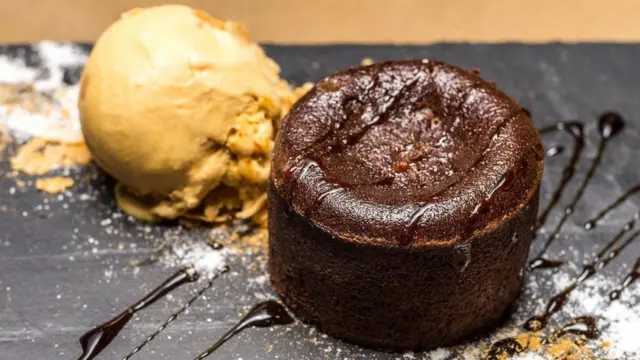 أحد أطباق الحلويات