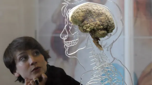 Mujer en una exposición