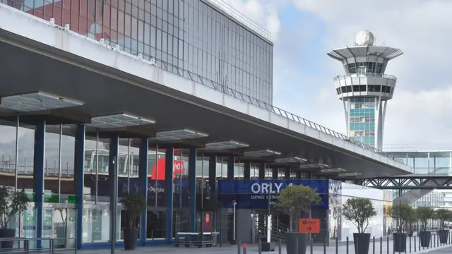Garoonka diyaaradaha Orly Airport ee ku yaalla Paris
