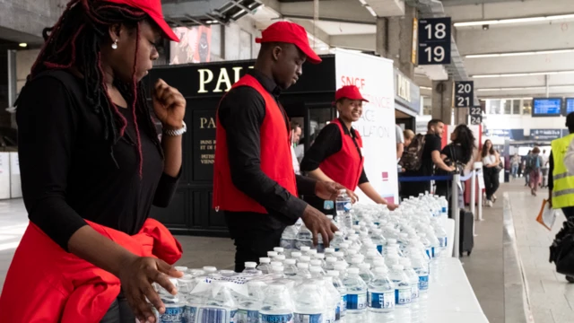 Botellas de agua se distribuyen gratuitamente en la estación de metro de Montparnasse en París.