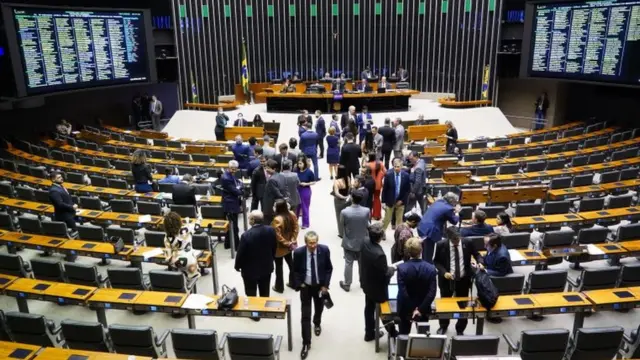 Deputados conversando no plenário da Câmara