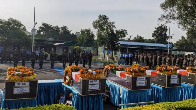 हमले में मारे गए भारतीय सैनिकों को सलामी देते भारतीय सेना के जवान और अधिकारी