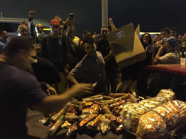 Caminhoneiros recebem biscoitos e água