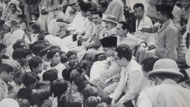 Wakil Presiden Hatta didampingi oleh Sjahrir pada 1945 di tengah rakyat setelah deklarasi kemerdekaan Indonesia.